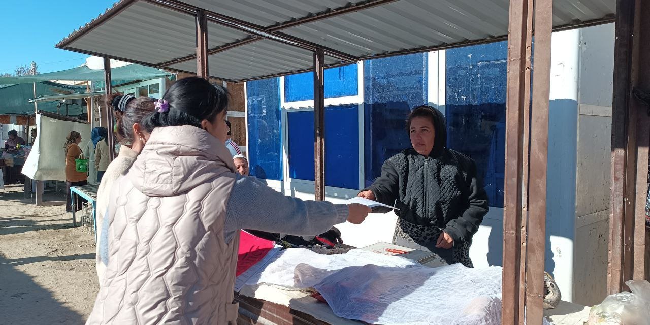 Tuproqqal'a tuman sanitariya- epidemiologik osoyishtalik va jamoat salomatligi bo'limi xodimlari tomonidan. PITNAK DEXQON bozorida  🔰 Tez buziluvchan maxsulotlarning saqlanishi tõğrisida sotuvchilarga tarğibot ishlari olib borildi.