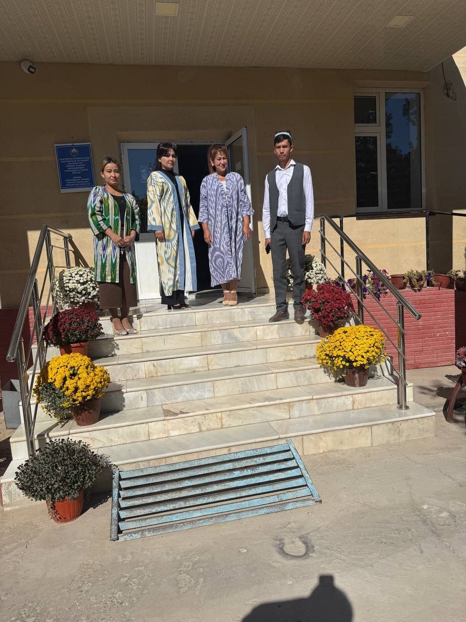 ✨Juma - milliy liboslar kuni✨  ⚡️Sanepidqo‘mita Xorazm viloyati Tuproqqalʼa tumani bo‘limi xodimlari milliy liboslarda ish kunini boshlashdi.       Milliy libos - ajdodlarimizdan meros bo'lib kelayotgan madaniyatimiz,tariximiz va g'ururimizdir.