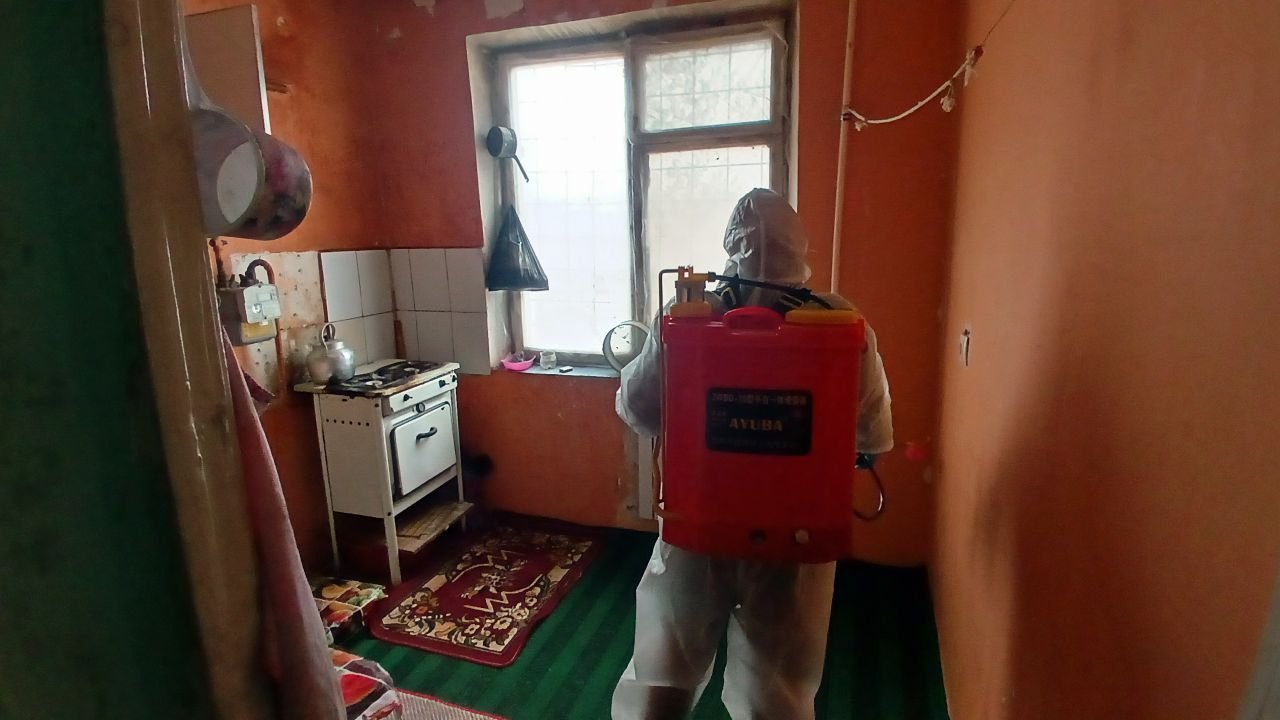 🔰Sanepidqõmita Xorazm viloyati Tuproqqalʼa tumani boʻlimi xodimlari tomonidan " Õzgalar parvarishga muhtoj shaxslarga ijtimoiy xizmatlarlarni kõrsatish uchun" Tuproqqalʼa tumani Muhabbat mahallasida yolğiz yashovchilar xonadonida dezinfeksiya